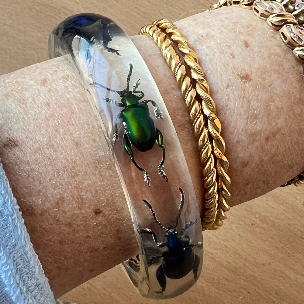 VINTAGE CLEAR LUCITE LARGE BANGLE BRACELET W/ VIVID COLORS BEETLES STATEMENT - Picture 4 of 16